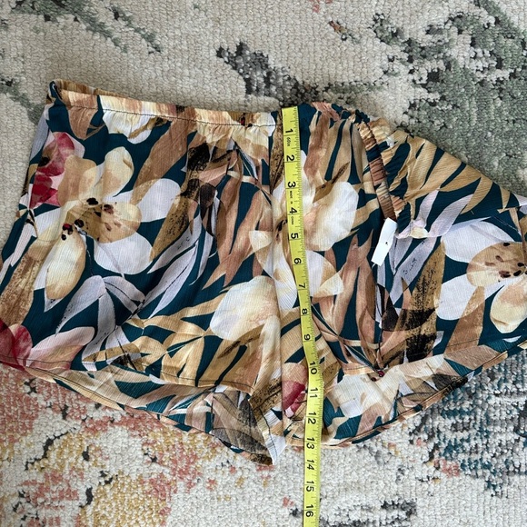 New Women’s Abstract Floral Shorts Size Large - Picture 8 of 10